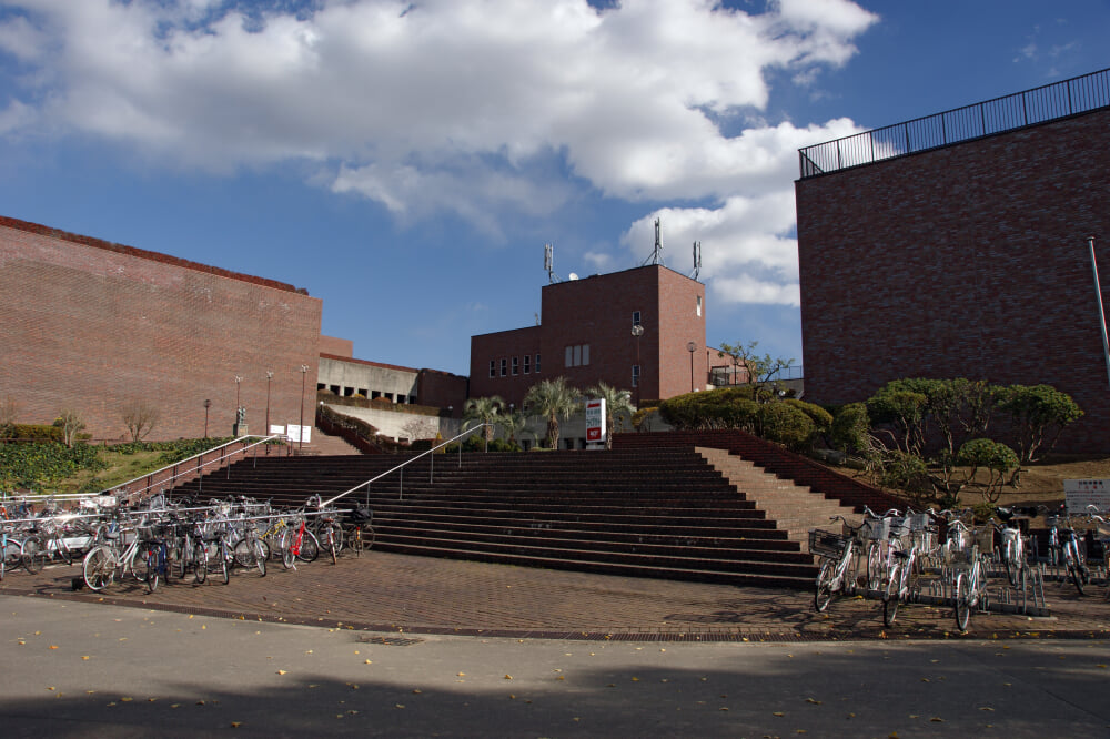 兵庫県立図書館の写真 ©663highland(CC-BY-SA-3.0)