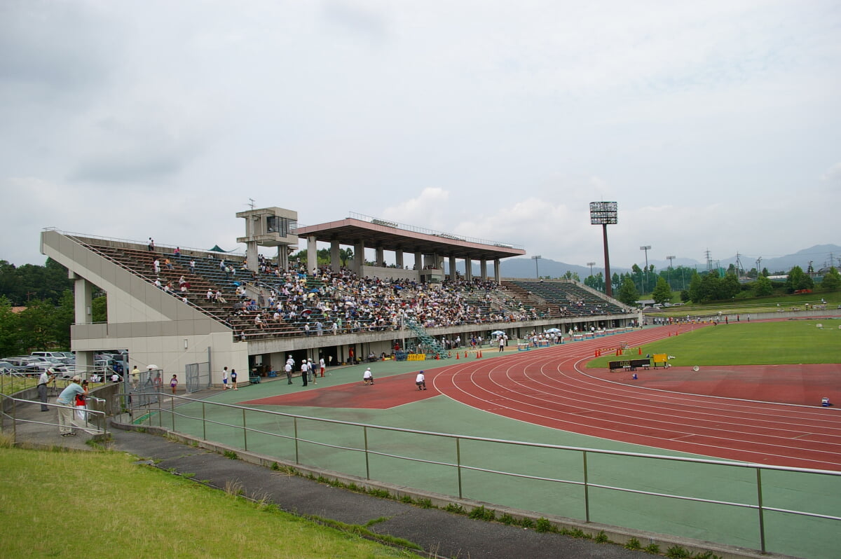 岡山県津山陸上競技場の写真 ©Waka77(Public domain)