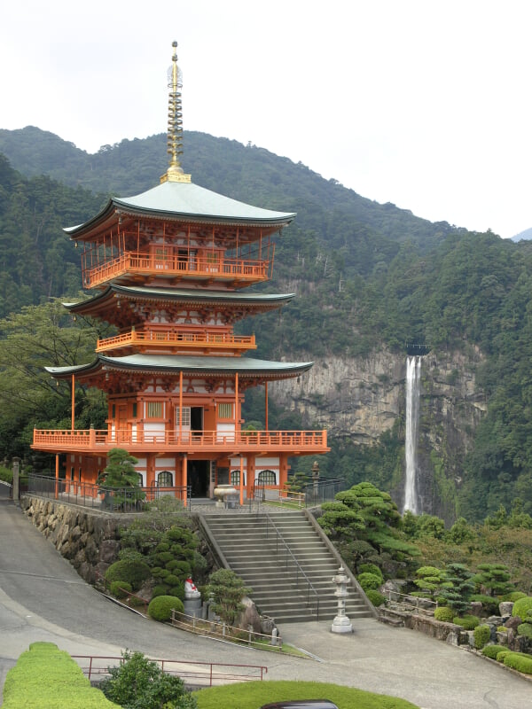 那智山青岸渡寺の写真 ©Kansai explorer(CC BY 3.0)