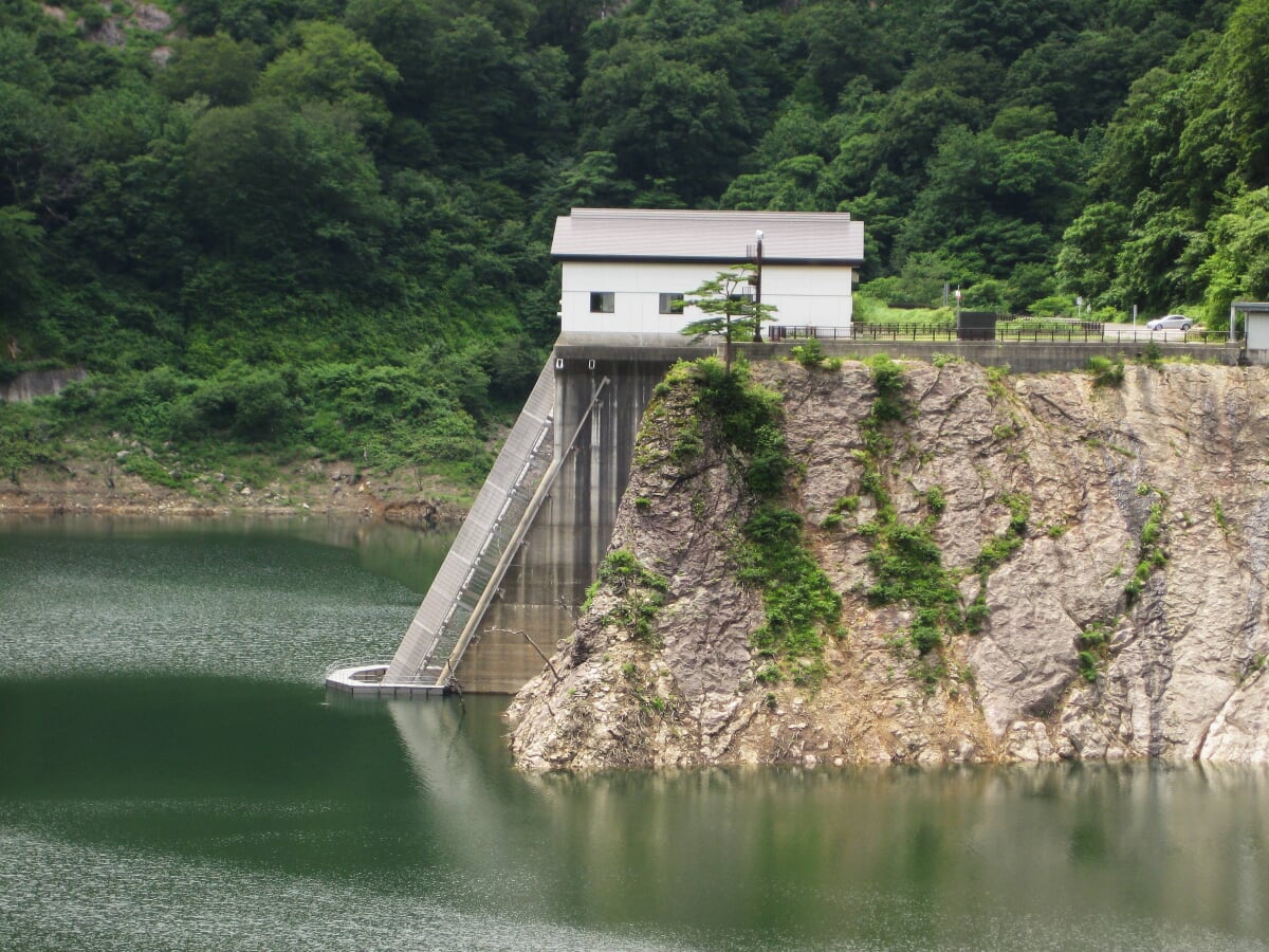 奥三面ダムの写真 ©Qurren(CC BY-SA 3.0)