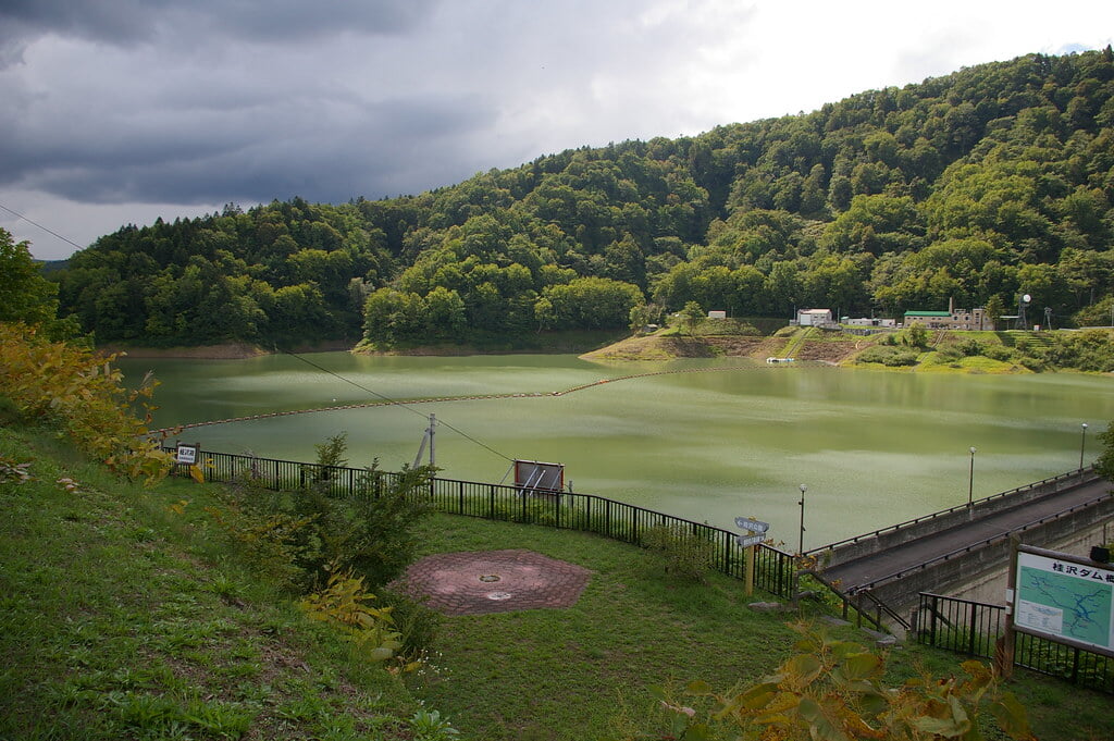 桂沢ダムの写真 ©Nao Iizuka(CC BY 2.0)