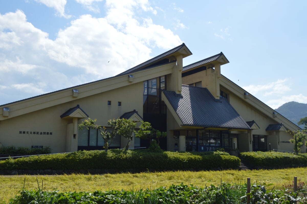 新温泉町立加藤文太郎記念図書館の写真 ©Asturio(CC BY-SA 4.0)