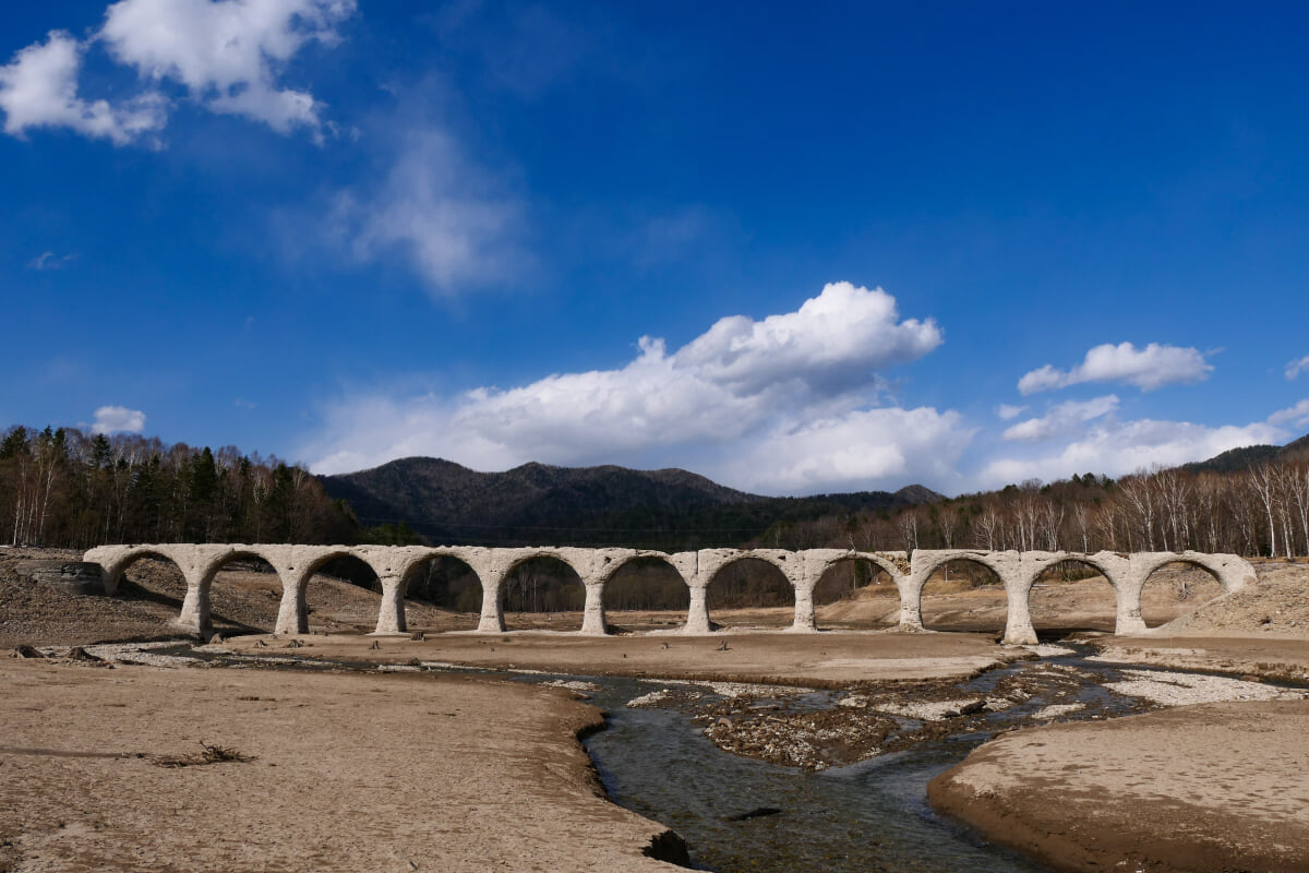 旧国鉄士幌線 タウシュベツ川橋梁の写真 ©MaedaAkihiko(CC BY-SA 4.0)