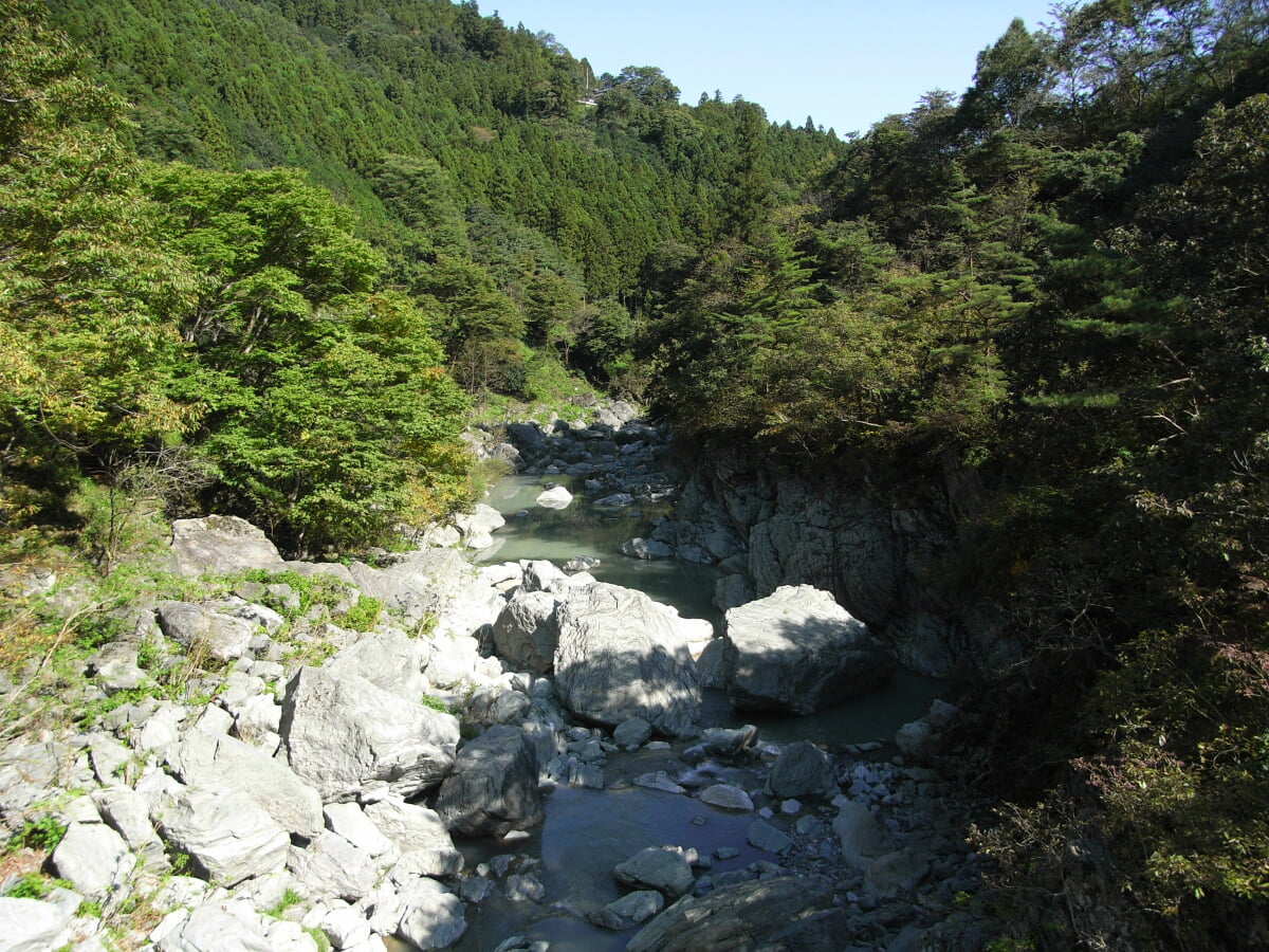 三波石峡の写真 ©河川一等兵(Public domain)