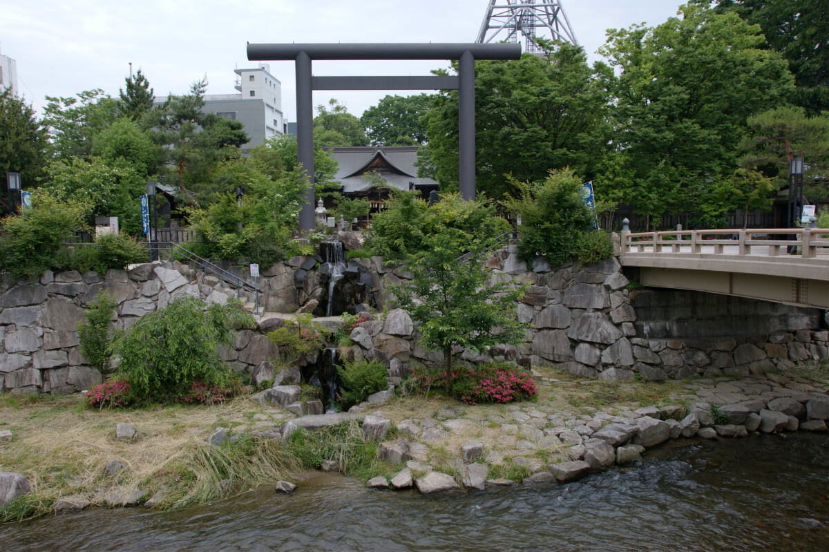 四柱神社の写真 ©663highland(CC-BY-SA-3.0)