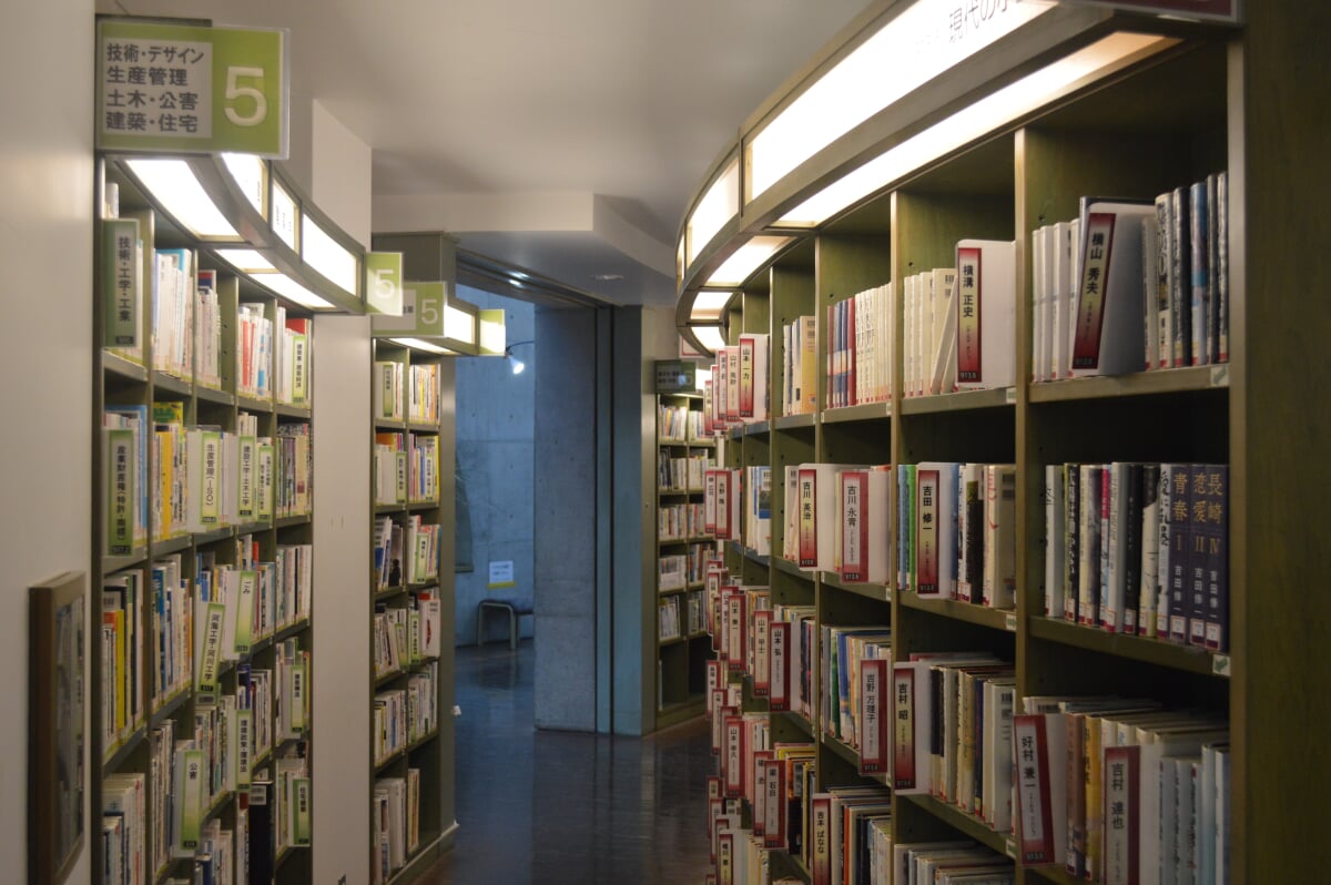 西部図書館の写真 ©Asturio(CC BY-SA 4.0)