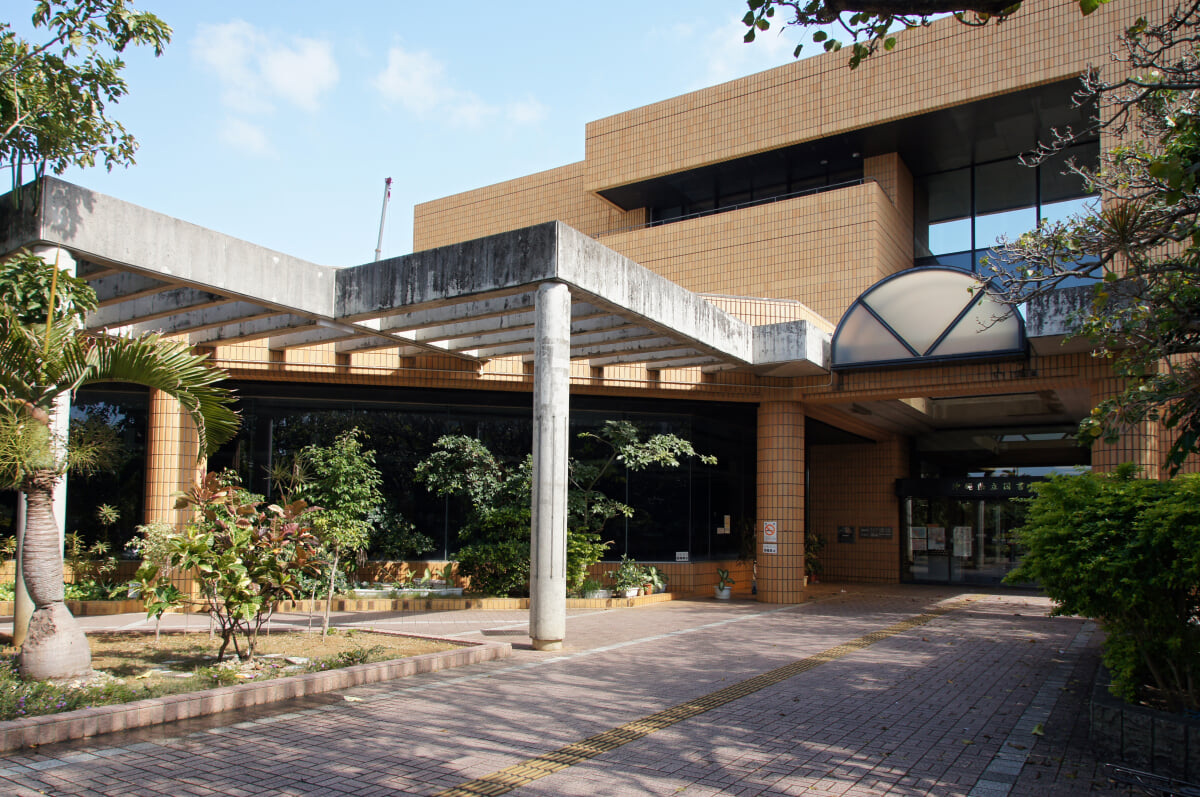 沖縄県立図書館の写真 ©663highland(CC BY-SA 3.0)