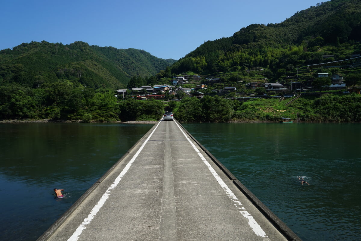 岩間沈下橋の写真 ©Kohei Fujii(CC BY-SA 2.0)