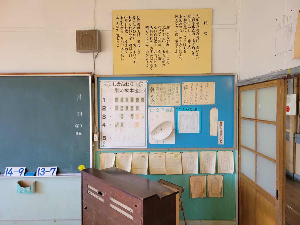 旧上岡小学校の写真 ©BakaChinatsu(CC BY-SA 4.0)