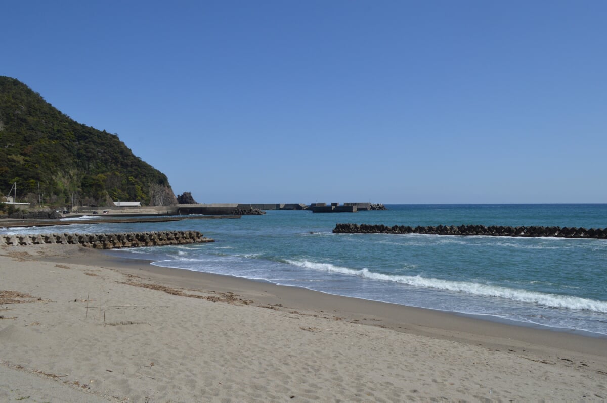 本庄浜海水浴場の写真 ©Asturio(CC BY-SA 4.0)