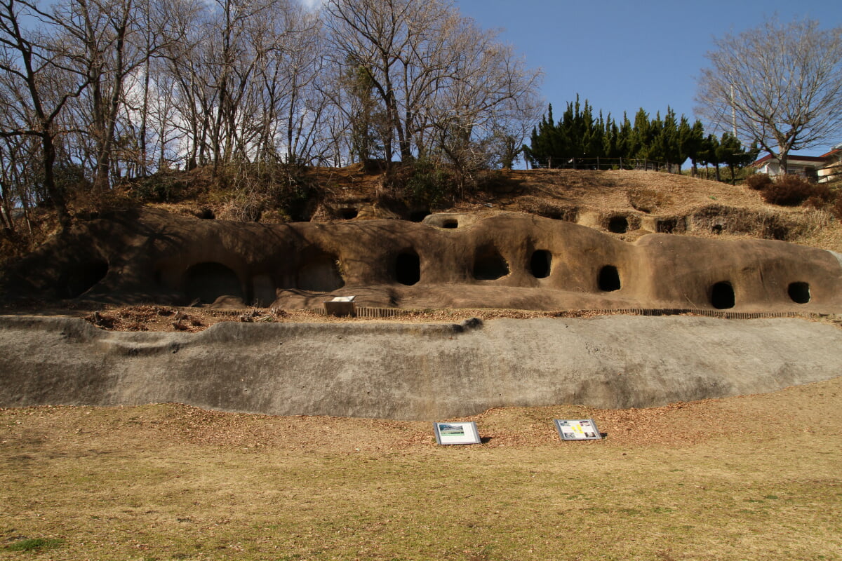 柏谷横穴群の写真 ©Takashi.koike(CC BY 3.0)