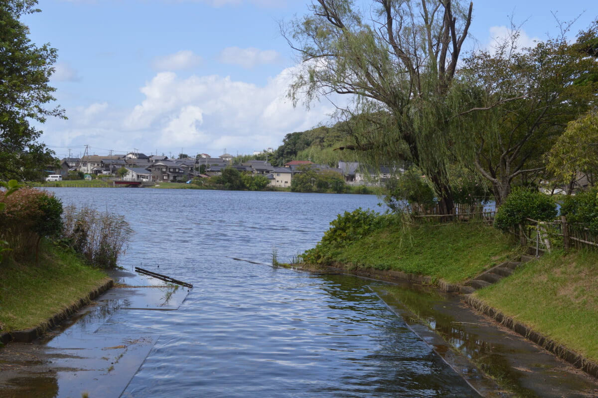 離湖公園の写真 ©Asturio(CC BY-SA 4.0)