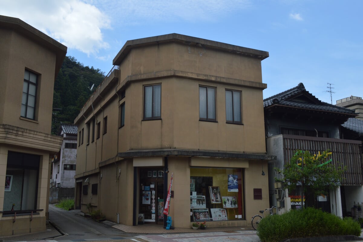 山中片岡鶴太郎工藝館の写真 ©Asturio(CC BY-SA 4.0)