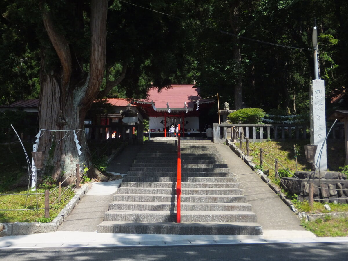 御座石神社の写真 ©掬茶(CC BY-SA 3.0)