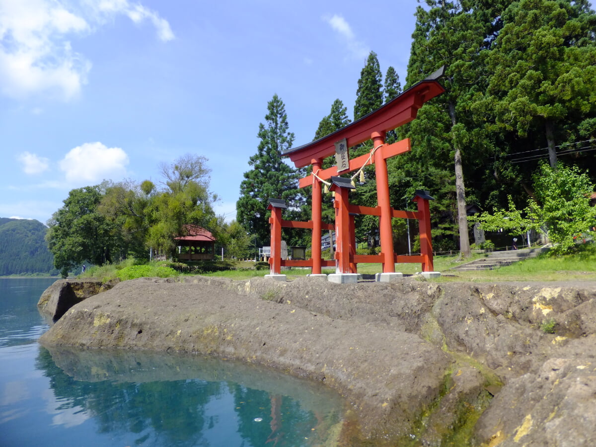 御座石神社の写真 ©掬茶(CC BY-SA 3.0)