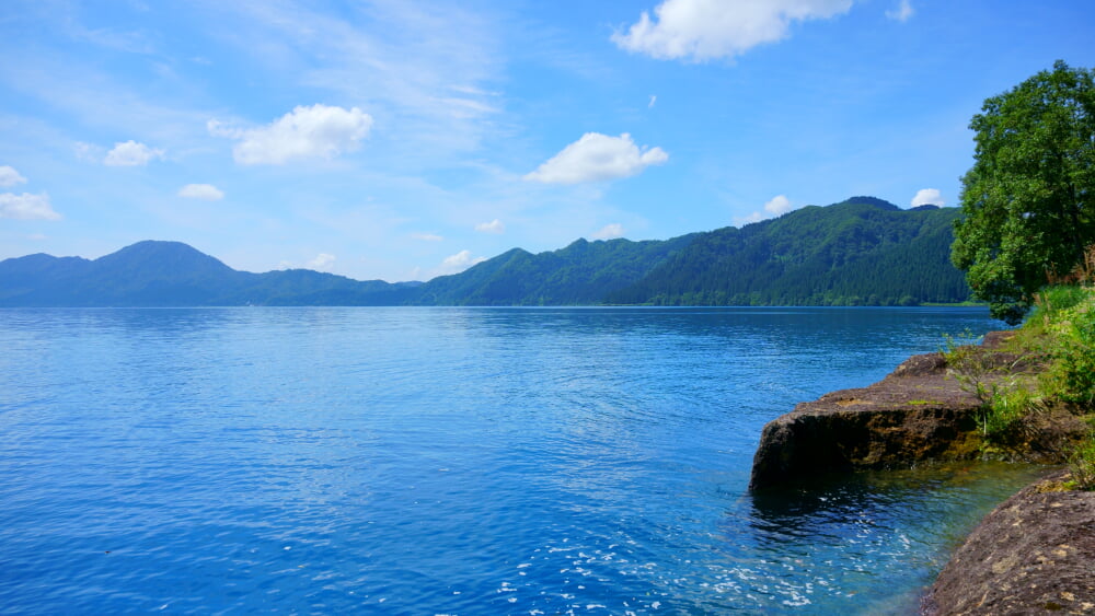 田沢湖の写真 ©掬茶(CC BY-SA 4.0)