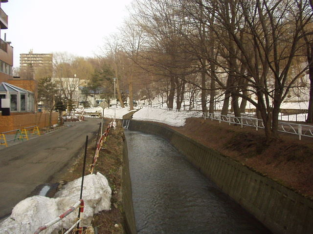 月寒公園の写真 ©Kinori(Public domain)