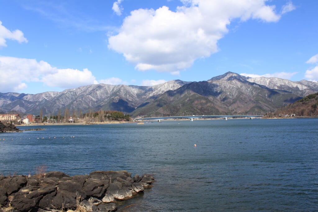 河口湖の写真 ©くろふね(CC BY 3.0)