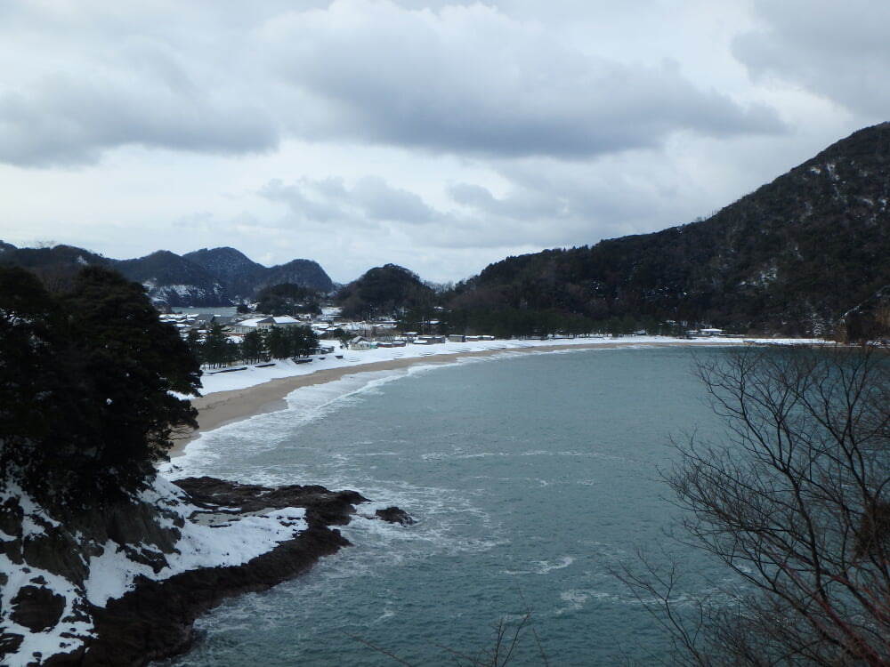 佐津海水浴場の写真 ©Hidaka-Nyo(CC BY-SA 4.0)