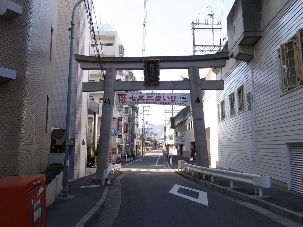 呉服神社の写真 ©pelican(CC BY-SA 2.0)