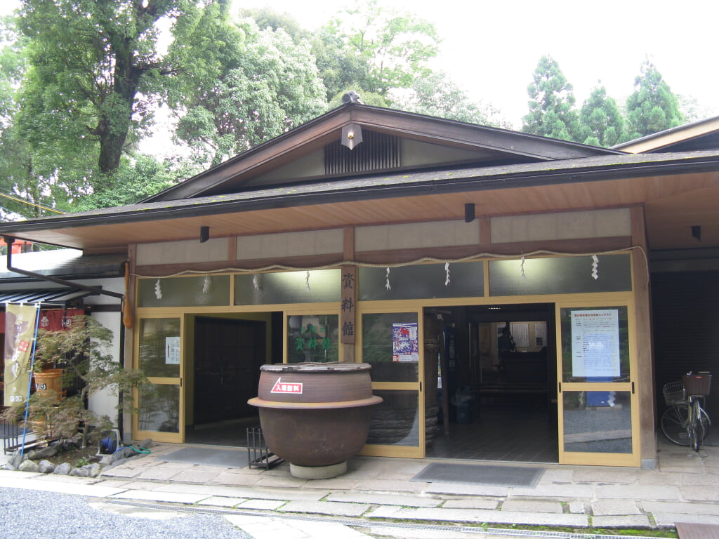 松尾大社 お酒の資料館の写真 ©KENPEI(CC-BY-SA-3.0)