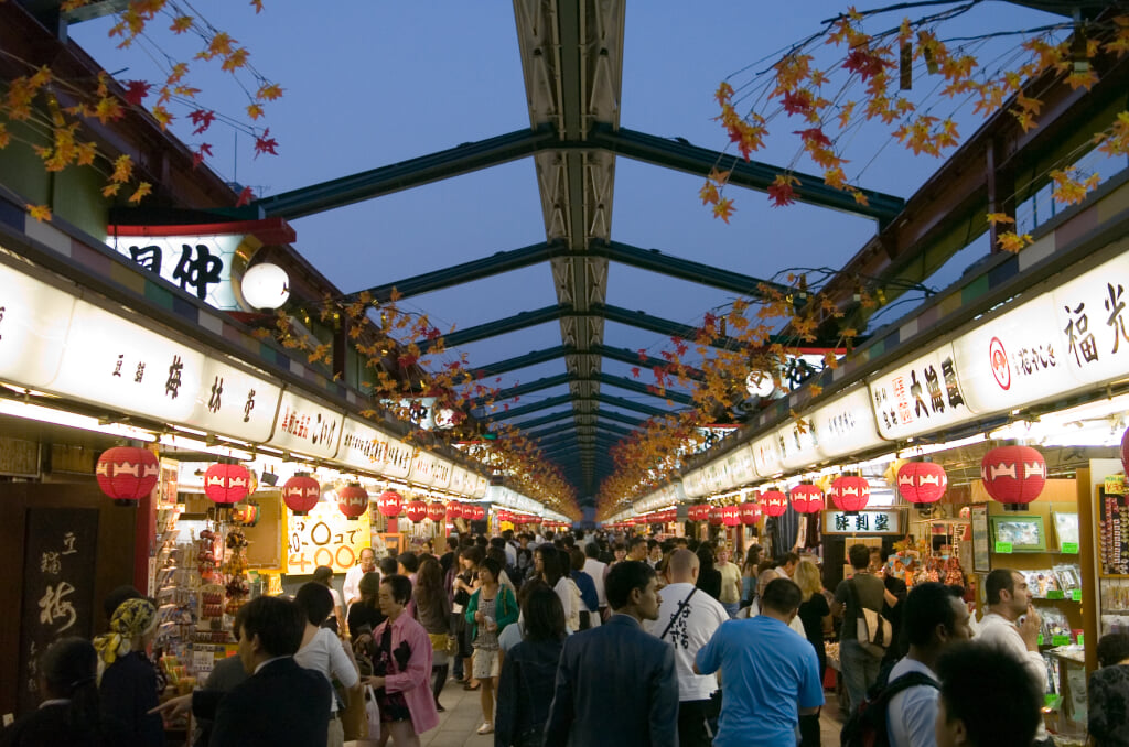 浅草仲見世の写真 ©Dieter Karner from Nakamise in Sensoji, Asakusa, Taito, Tokyo(CC BY 2.0)