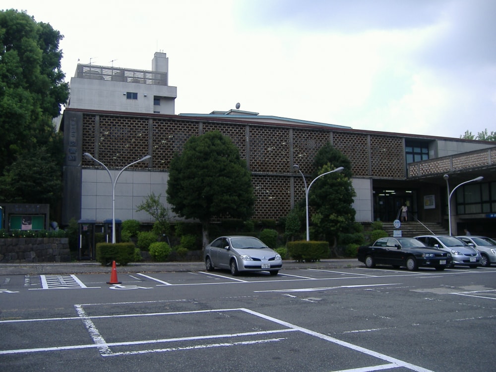 神奈川県立図書館の写真 ©妖精書士(Public domain)