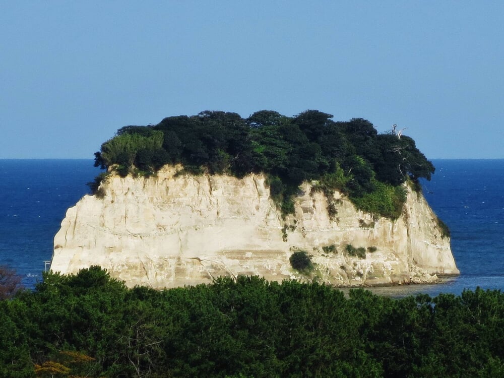 見附島(軍艦島)の写真 ©Qurren(CC BY-SA 3.0)