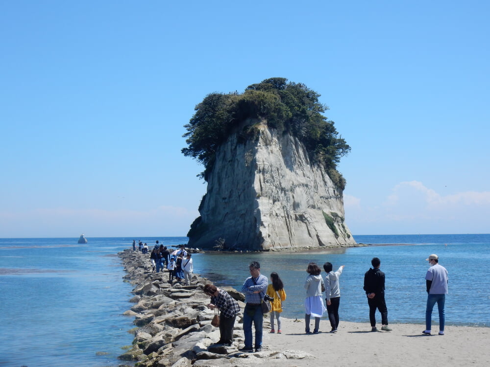 見附島(軍艦島)の写真 ©Mikkabie(CC BY-SA 4.0)