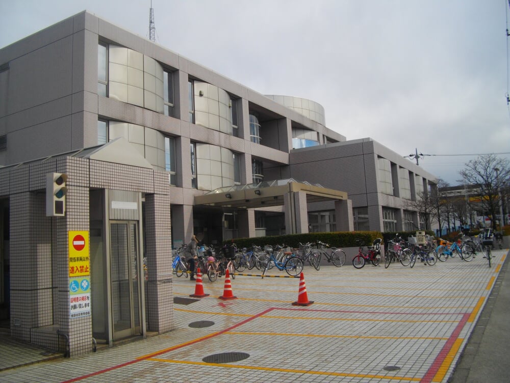 東京都立中央図書館の写真 ©Kentin(CC BY-SA 3.0)