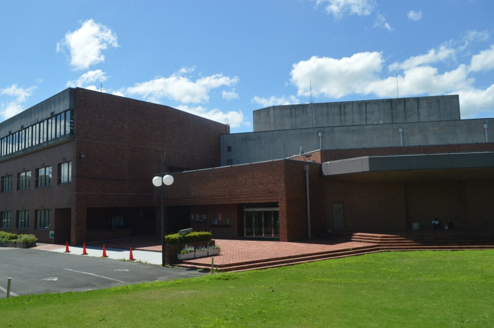 京丹後市立峰山図書館の写真 ©Asturio(CC BY-SA 4.0)