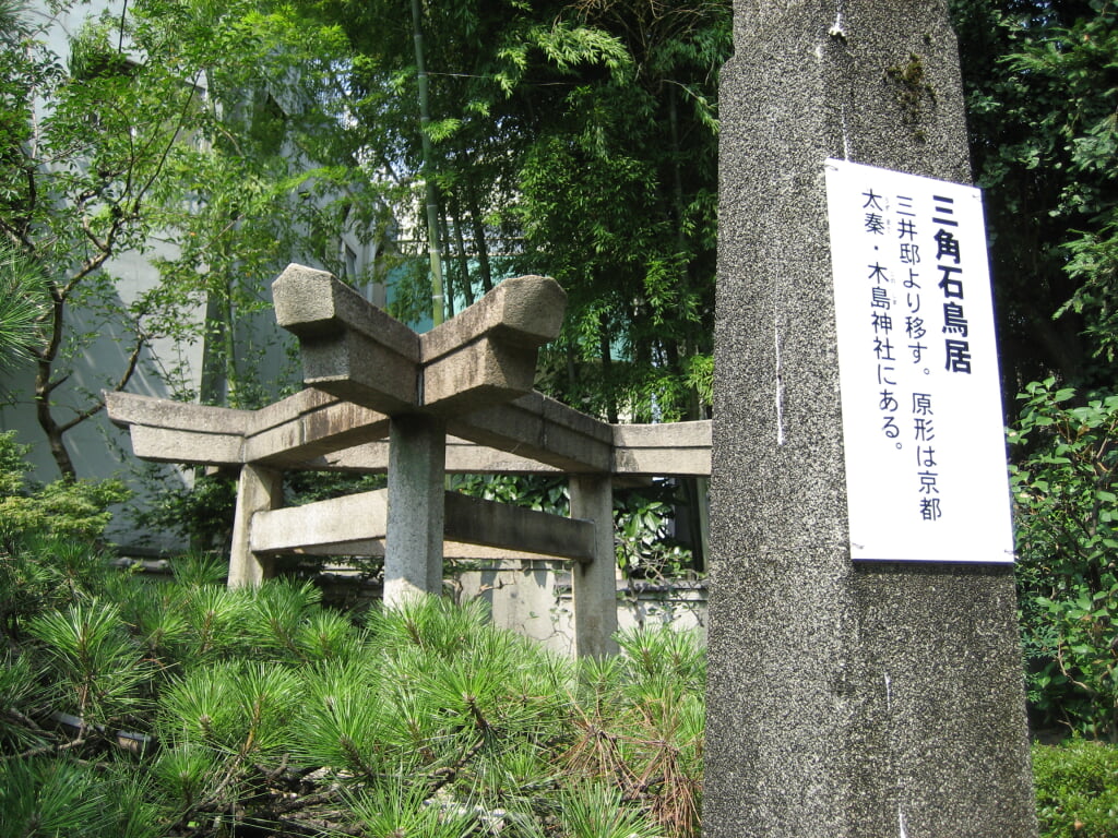 三囲神社の写真 ©Mkun(Public domain)