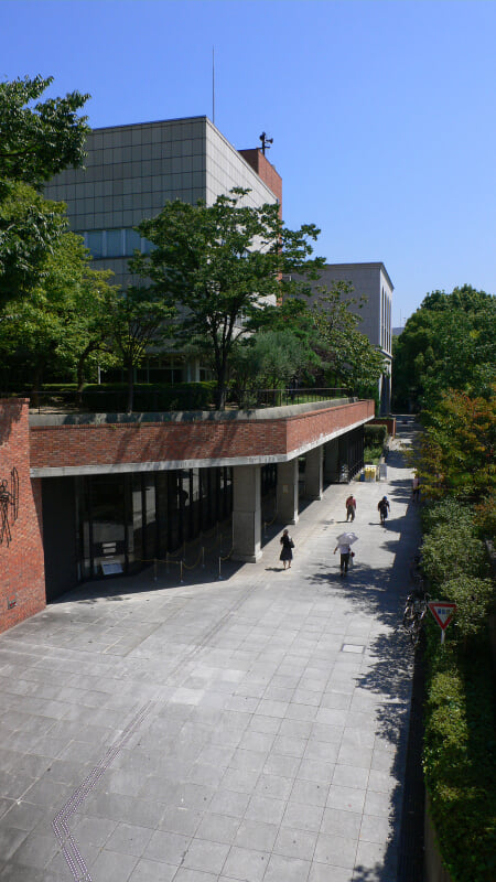 神戸市立中央図書館の写真 ©663highland(CC-BY-SA-3.0)