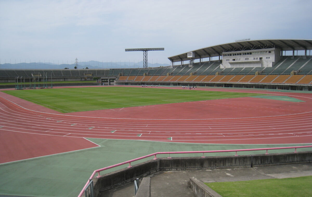 富山県総合運動公園陸上競技場の写真 ©Waka77(Public domain)