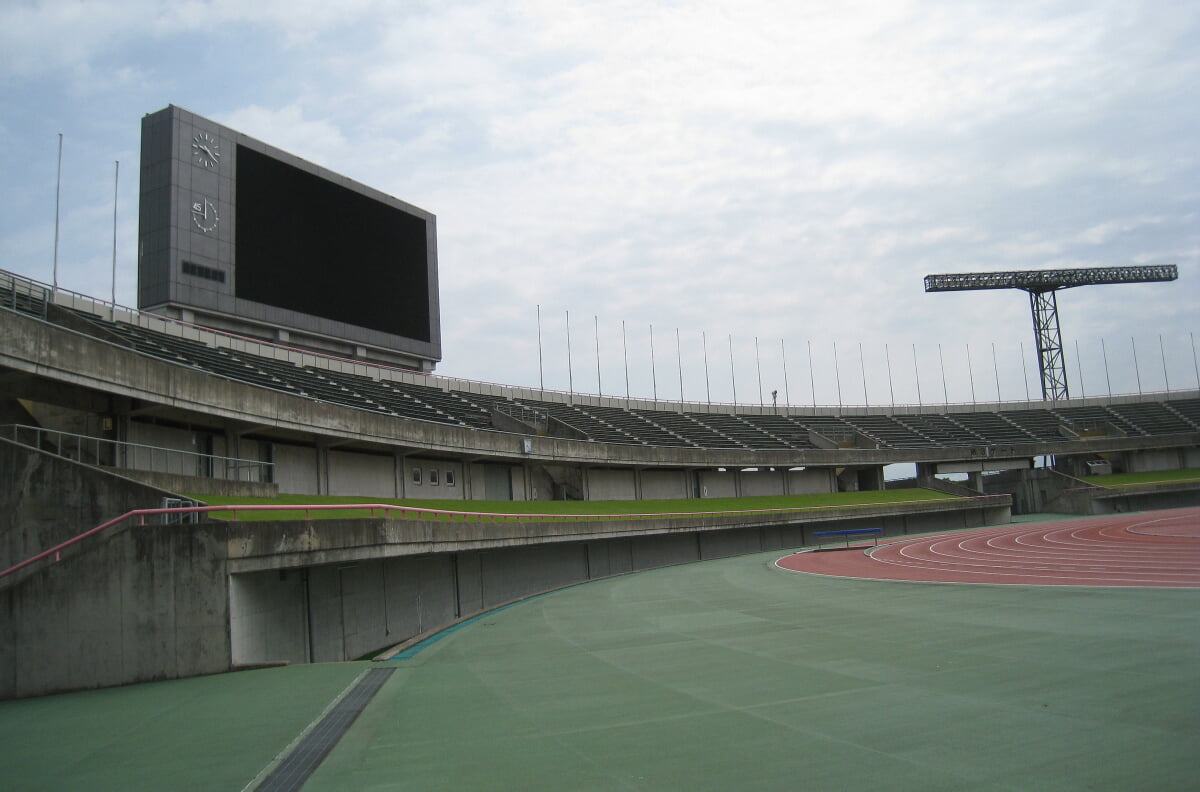 富山県総合運動公園陸上競技場の写真 ©Waka77(Public domain)