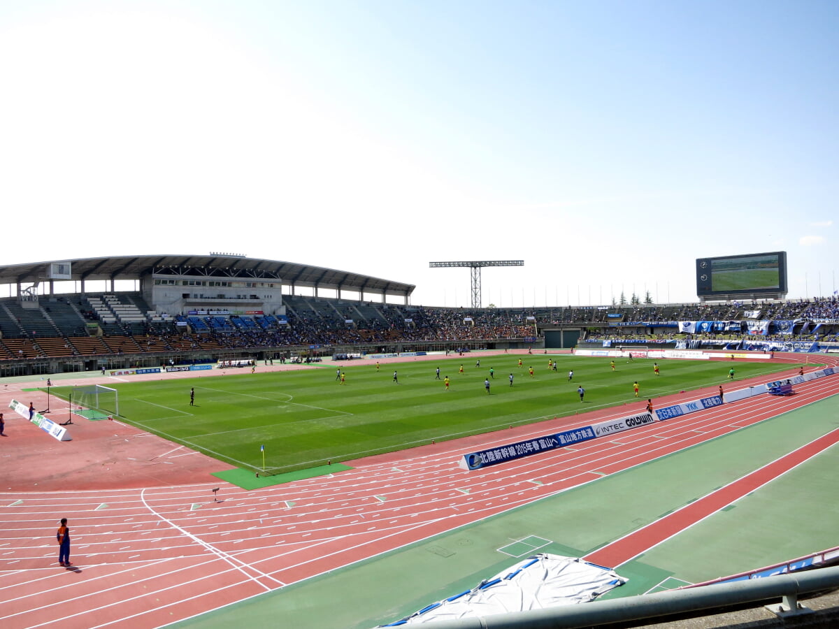 富山県総合運動公園陸上競技場の写真 ©Waka77(Public domain)