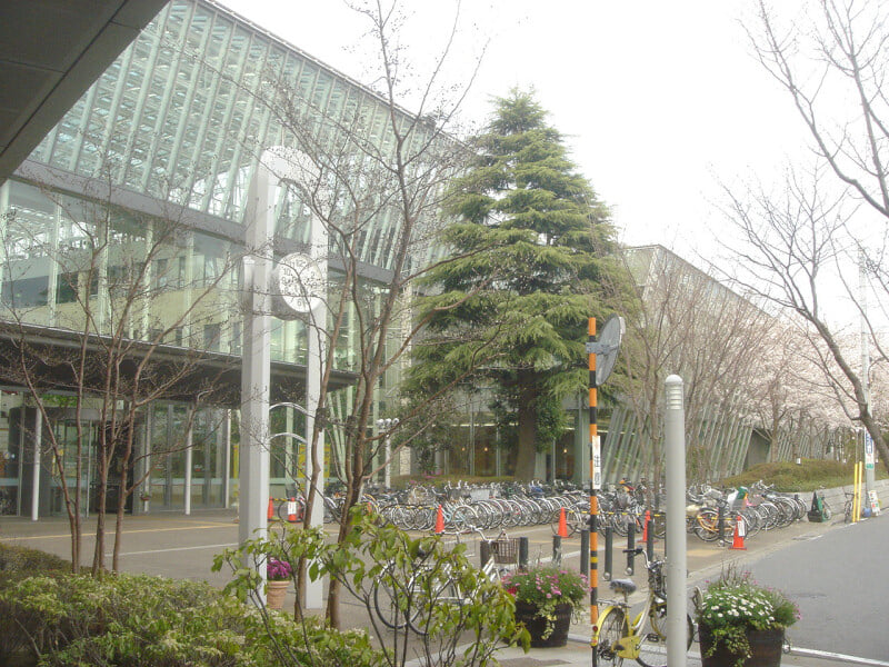 千葉市中央図書館の写真 ©Yamato-i(Public domain)