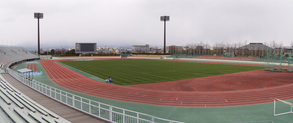 佐賀県総合運動場陸上競技場の写真 ©Waka77(Public domain)