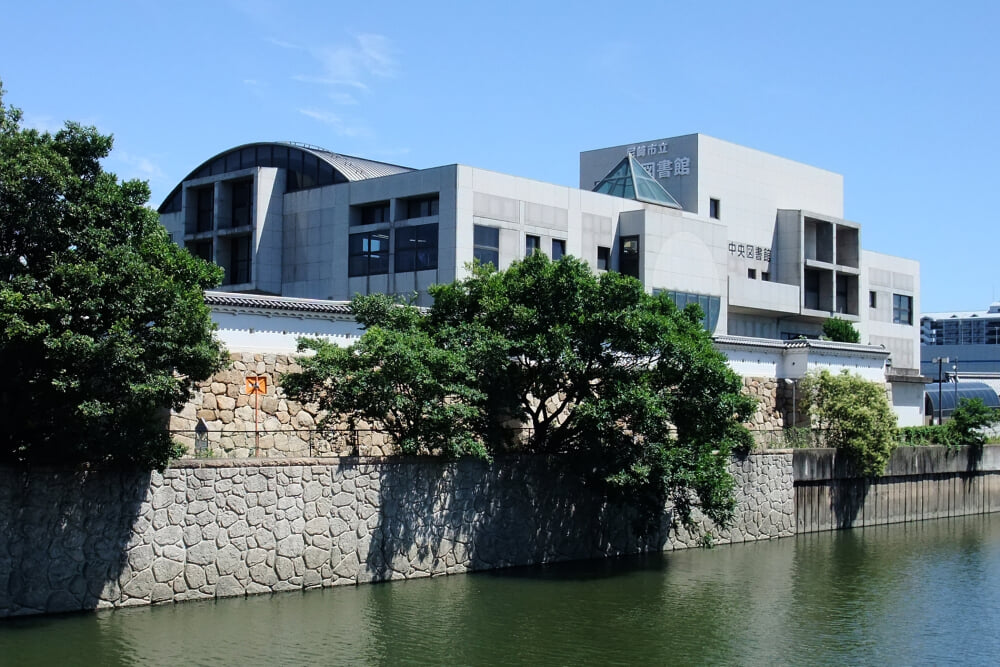 尼崎市立中央図書館の写真 ©663highland(CC-BY-SA-3.0)