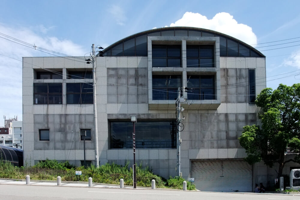 尼崎市立中央図書館の写真 ©663highland(CC-BY-SA-3.0)