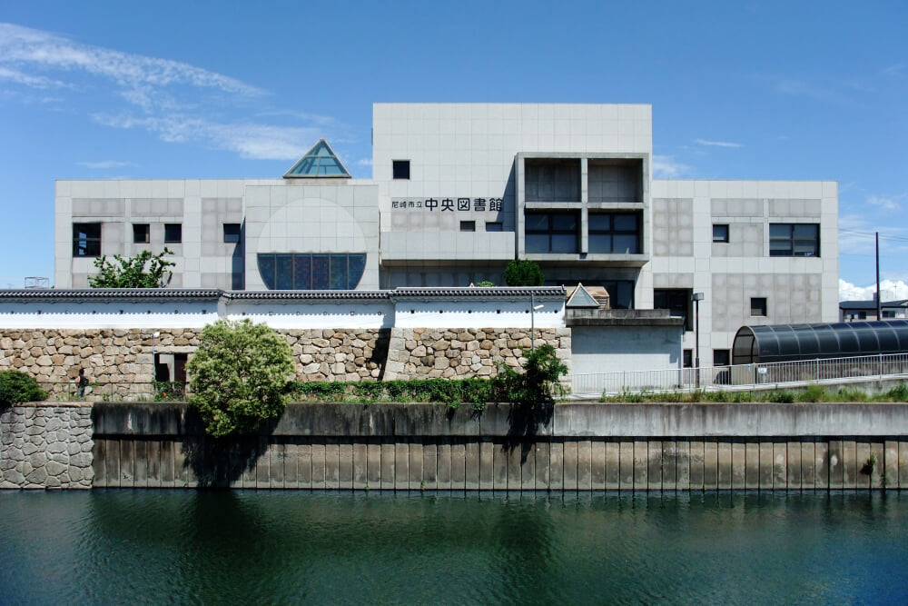 尼崎市立中央図書館の写真 ©663highland(CC-BY-SA-3.0)