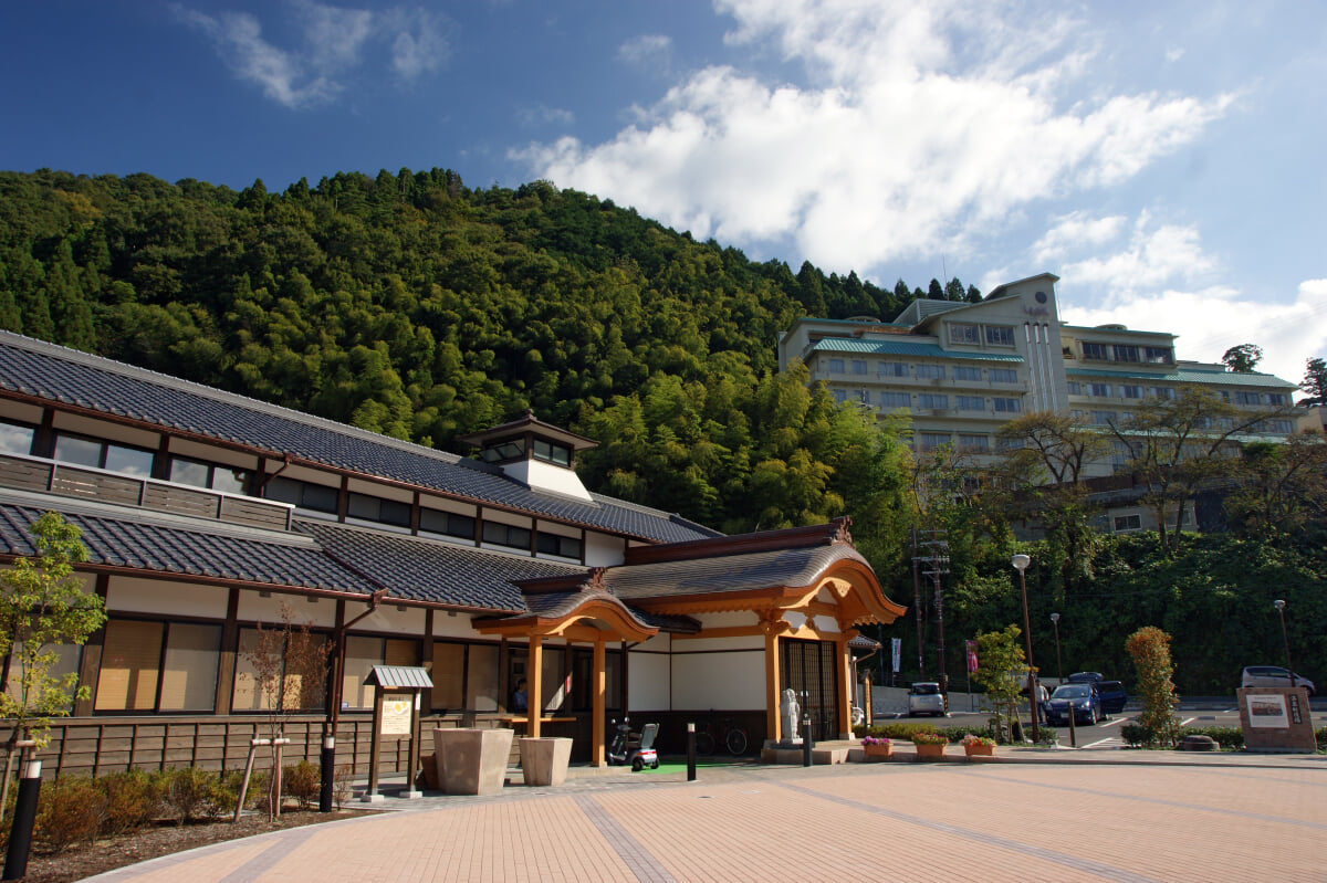 湯村温泉 観光交流センター 薬師湯の写真 ©663highland(CC BY-SA 3.0)