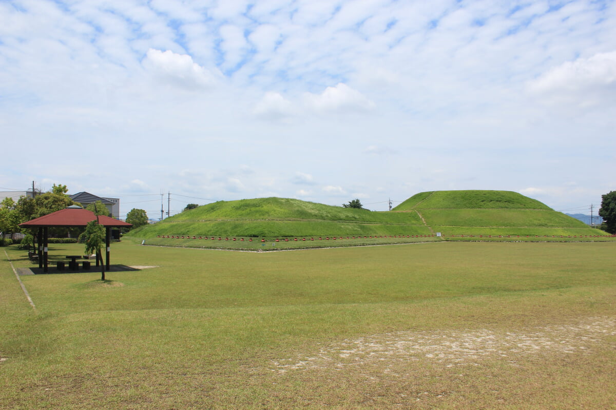 青塚古墳史跡公園の写真 ©Alpsdake(CC BY-SA 4.0)