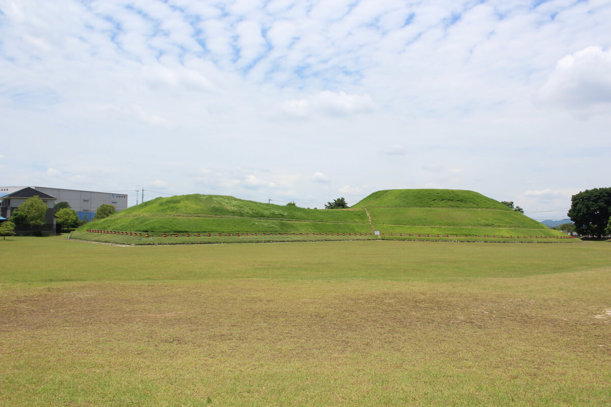 青塚古墳史跡公園の写真 ©Alpsdake(CC BY-SA 4.0)