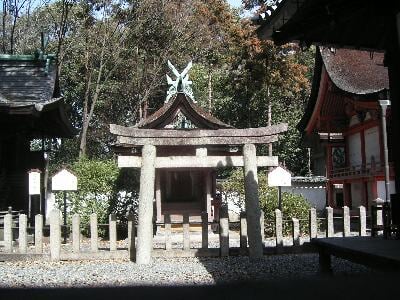 泉穴師神社の写真 ©Stanislaus(Public domain)