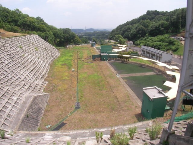 神奈川県立伊勢原射撃場の写真 ©SYM50cc EMR(CC BY 3.0)