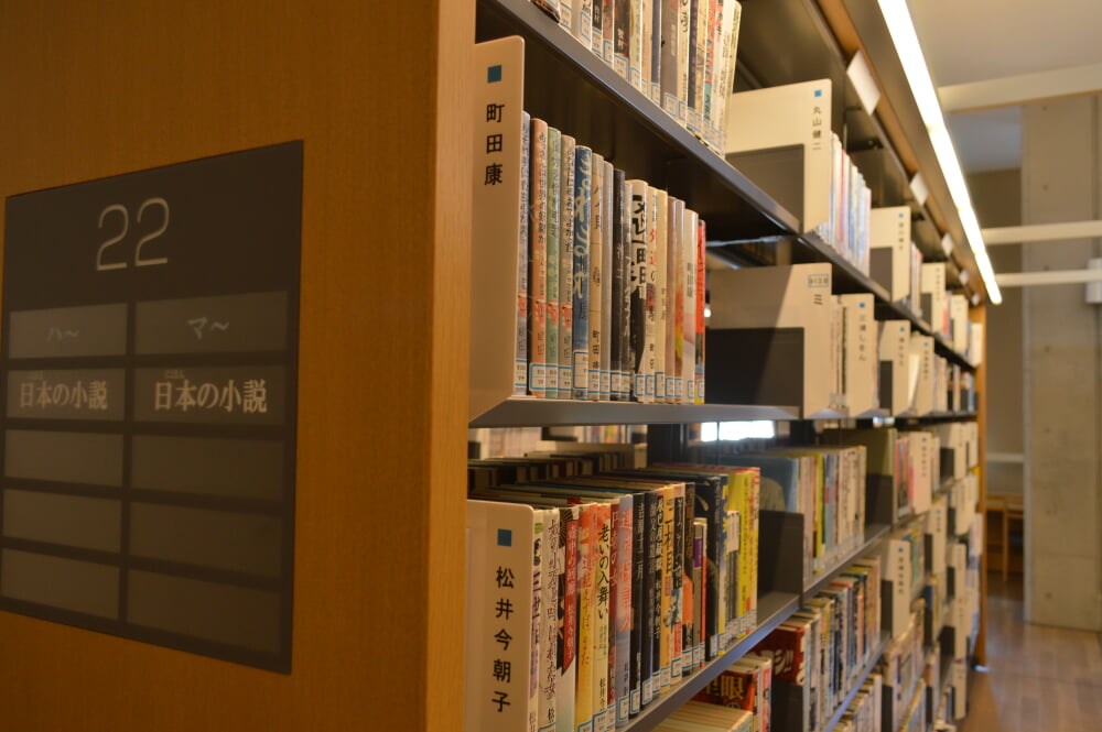 飛騨市図書館の写真 ©Asturio(CC BY-SA 4.0)