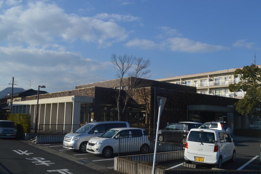 舞鶴市立西図書館の写真 ©Asturio(CC BY-SA 4.0)