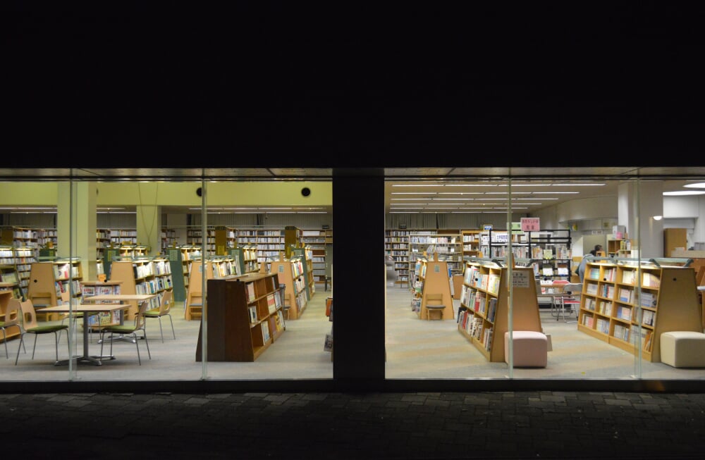 新城図書館の写真 ©Asturio(CC BY-SA 4.0)