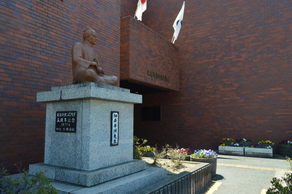 東海市立中央図書館の写真 ©Asturio(CC BY-SA 4.0)